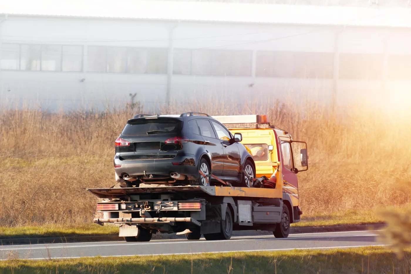 Sarıyer'de gün batımında SUV taşıyan oto çekici