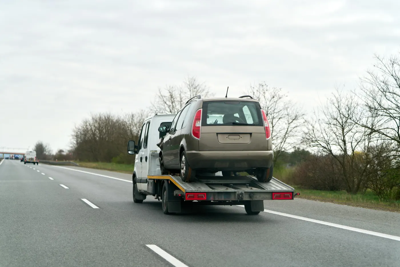 Kendi filomuza ait oto çekici aracının otoyolda minivan taşıması