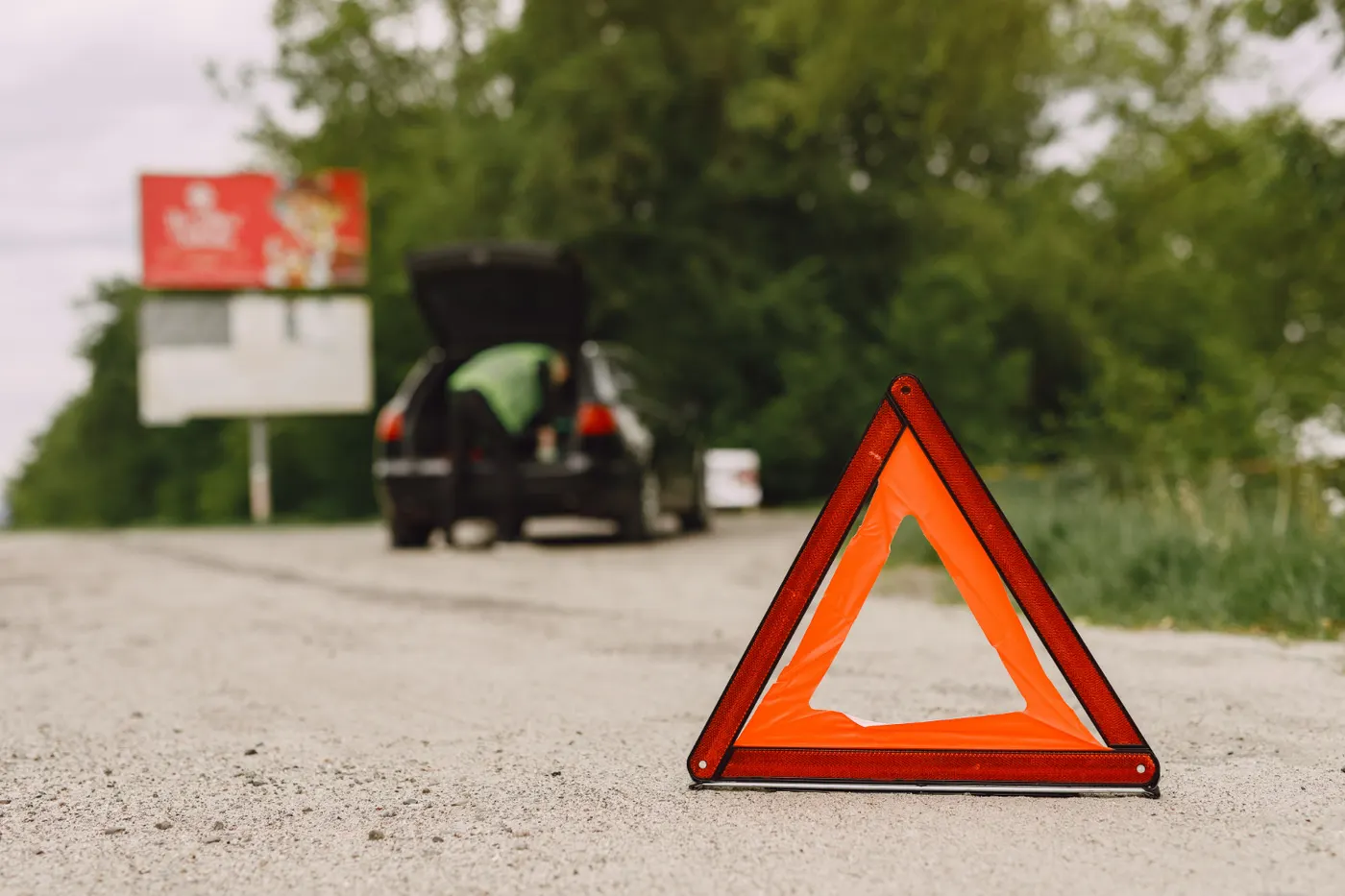 Çatalca'da yol kenarına yerleştirilmiş üçgen reflektör